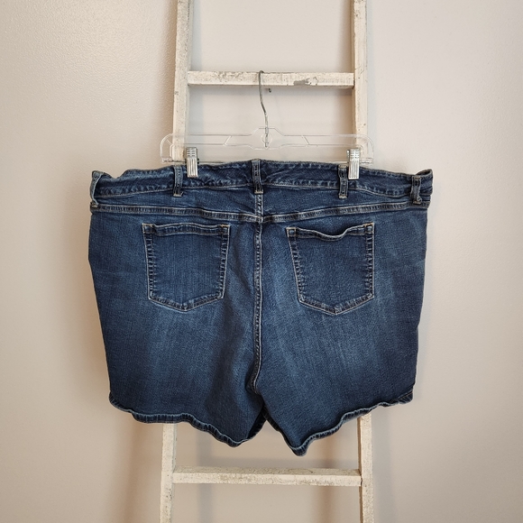 Torrid size 24 medium wash denim shorts - Picture 4 of 5